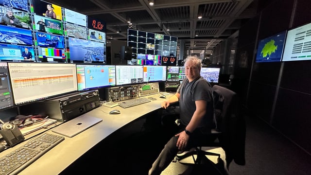 Sandro Huber arbeitet als Techniker im Master Control Room am Standort Zürich Leutschenbach – auch in der Nacht.