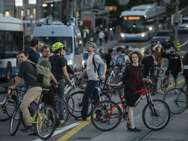 Uberraschende Teilnehmerzahl Tausende Demonstrieren Auf Dem Velo In Der Stadt Zurich News Srf