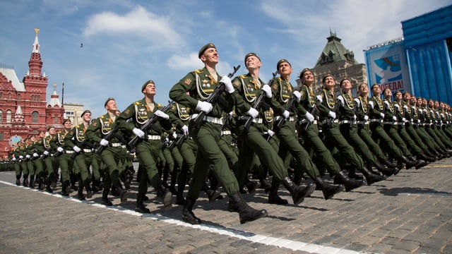 Eine Militärparade auf dem roten Platz.