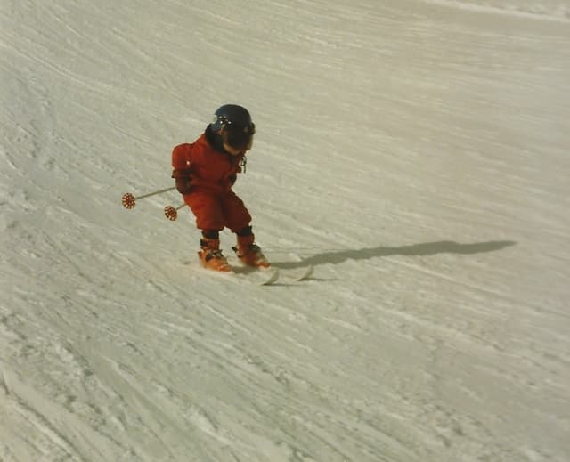 Kleiner Junge fährt Ski.