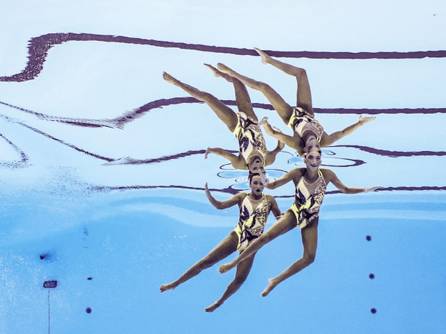 Synchronschwimmen unter Wasser.