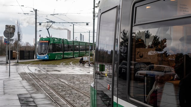 Zwei Trams auf der neuen Linie