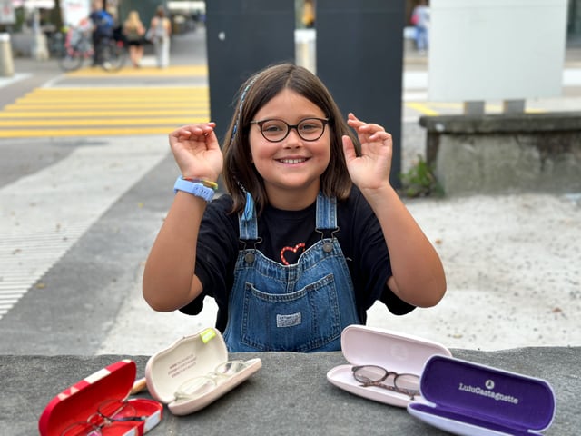 Ein Mädchen trägt eine zu kleine Brille. 