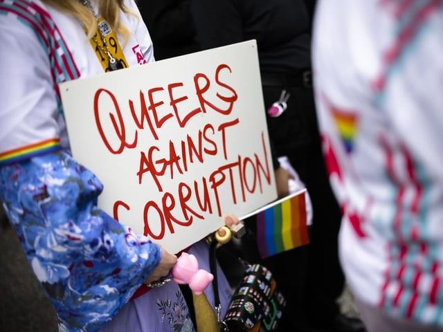 Ein Protestplakat, worauf steht: Queers against corruption.