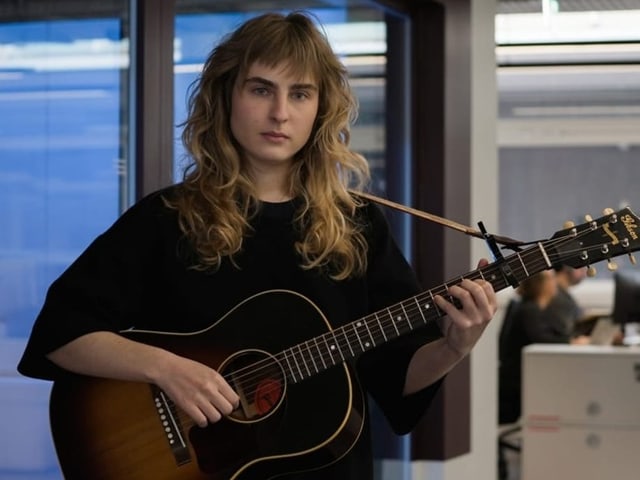 Mary Middlefield mit Gitarre im SRF-3-Studio