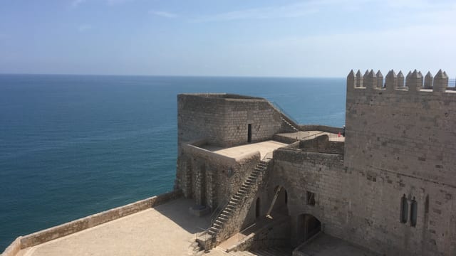 Burg am Meer. Blauer Himmel.