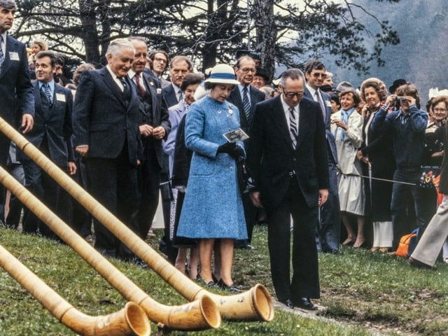 Queen Elizabeth II. mit den Bundesräten Hans Hürlimann (rechts) und Georges-André Chevallaz (links) 