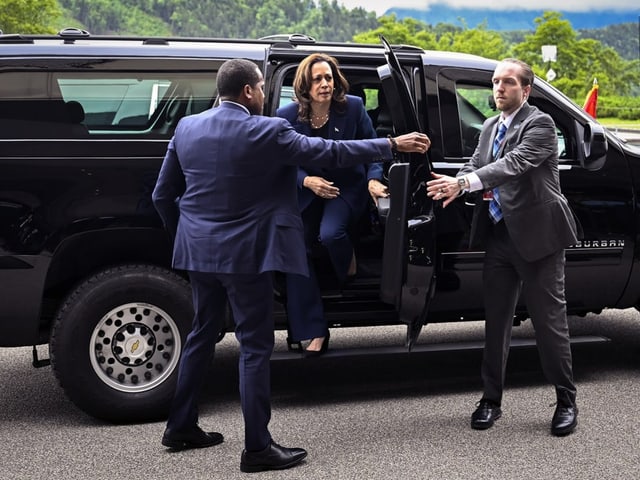 Kamala Harris steigt aus einer Limousine.