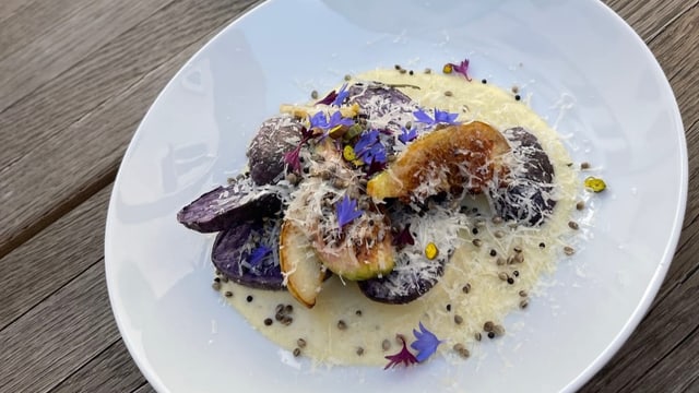 Teller mit farbigem Essen, schön angerichtet