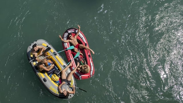 5 junge Menschen auf zwei Gummibooten auf der Aare.