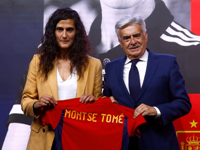 Tomé und Rocha Junco halten ein Leibchen mit dem Aufdruck «Montse Tomé»