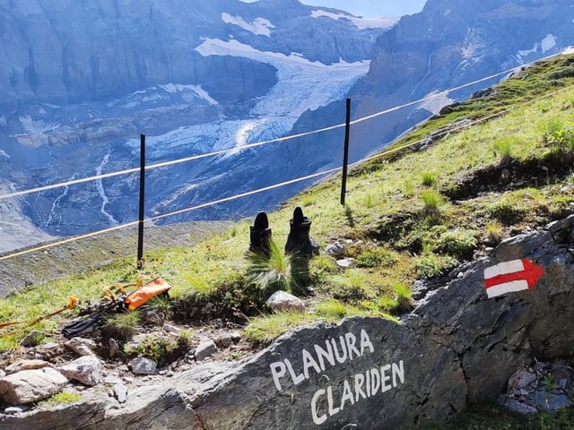 Angeschriebene Felsen, die zur Clariden und Planurahütte weisen.