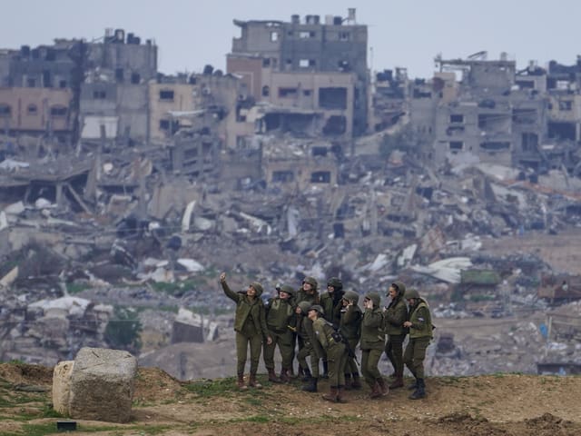 Israelische Soldatinnen posieren für ein Selfie im Grenzgebiet des Gazastreifen (Februar 2023)