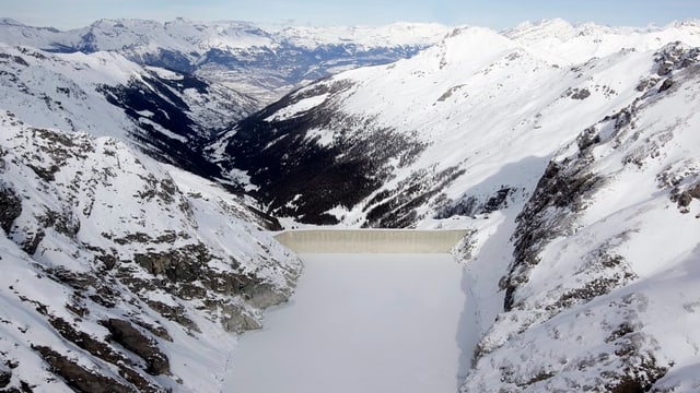 Der Staudamm der Grande Dixence in der verschneiten Winterlandschaft.