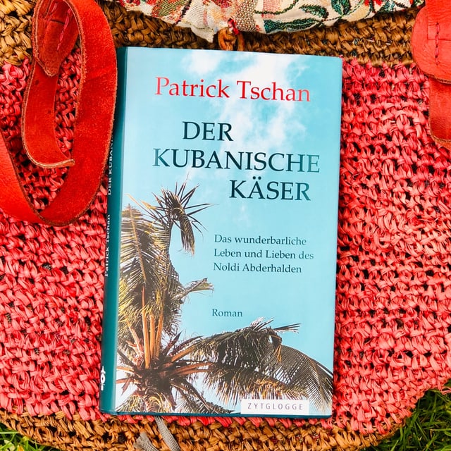 Der Schelmenroman «Der kubanische Käser» von Patrick Tschan liegt auf einer Beuteltasche