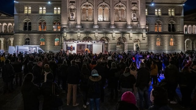 Publikum bei einem Live-Konzert auf dem Bundesplatz in Bern