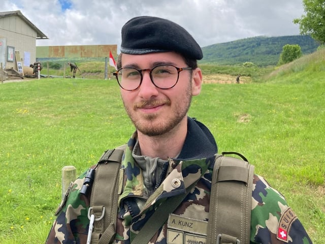 Soldat in Tarnuniform und schwarzem Barett im Freien.