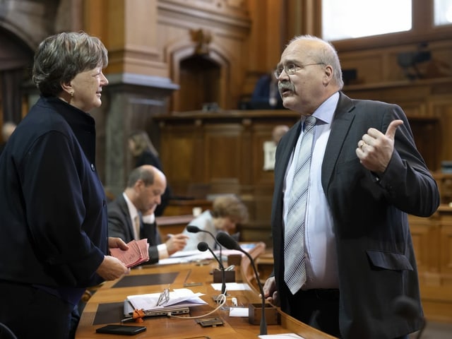 Ein Mann und eine Frau diskutieren im Ständerat.