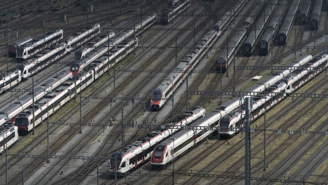 Personenzüge der SBB auf Rangiergleisen in Basel.