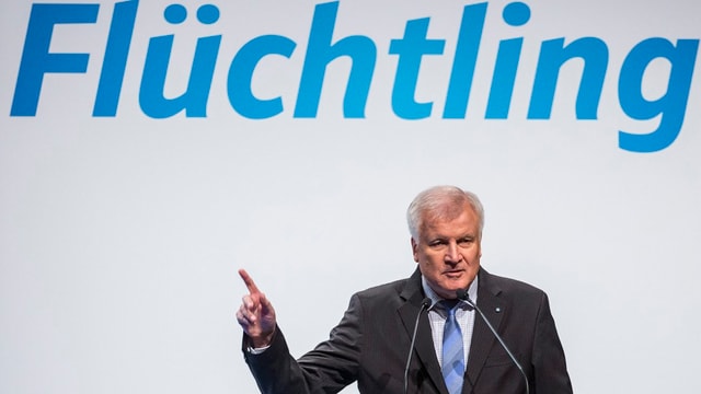 Horst Seehofer im Porträt mit erhobenem Zeigefinger