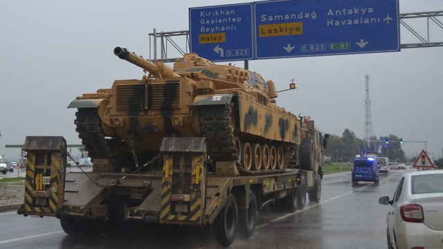 Panzer auf einem Lastwagen.