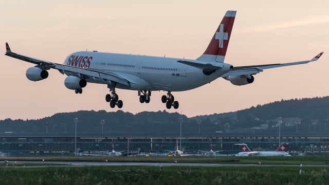 Landendes Swissair-Flugzeug in Kloten.