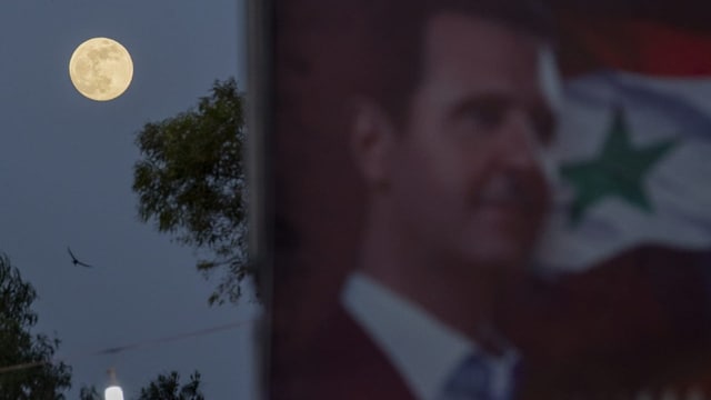 Syrische Flagge mit Assad-Aufdruck vor den Wahlen 2021