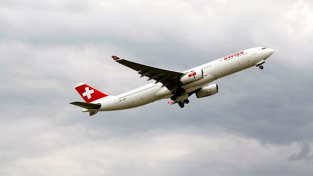 Ein Swiss-Flugzeug steigt in die Luft.