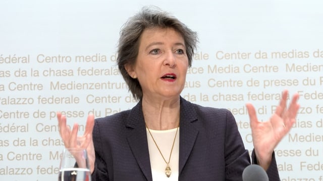 Simonetta Sommaruga spricht an einer Medienkonferenz.