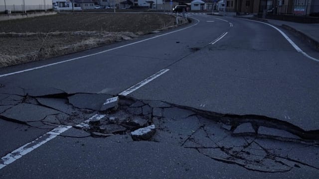 Ein riesiger Spalt in einer aufgerissenen Strasse