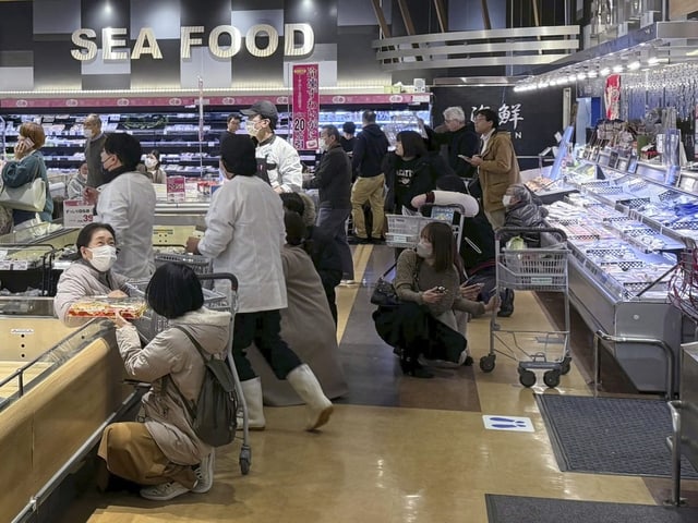 Kunden in einem Supermarkt ducken sich