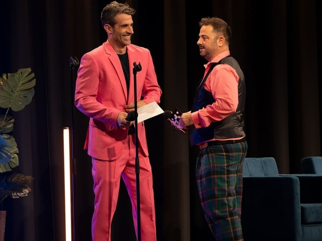 Marco Thomann und Philippe Gerber stehen auf der Bühne des SRF «Comedy-Zmorge», beide in pinken Klamotten.