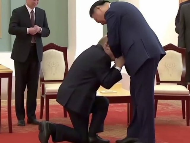 Ein mit KI generiertes Bild, auf dem Wladimir Putin einen Kniefall vor Xi Jinping macht.