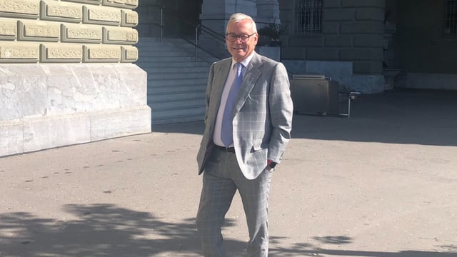 Ruedi Noser im Anzug vor dem Bundeshaus in Bern.