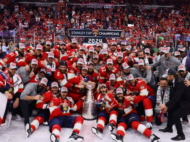 Hockeymannschaft feiert den Gewinn des Stanley Cups 2024.