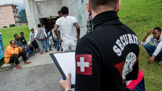 Asylbewerber aus Eritrea vor der Zivilschutzanlage von Lumino (TI).