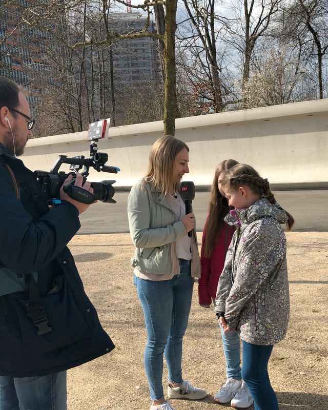 Anna und die Mädchen stehen vor dem SRF-Gebäude.