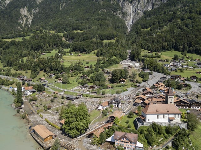 Drohnenbild: Verwüstungen und Geröll und Schutt neben der Kirche von Brienz