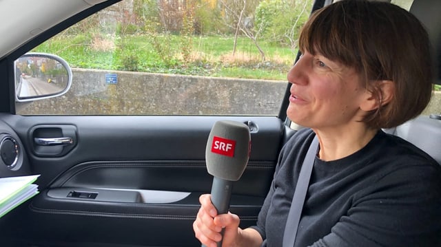 Verkehrspsychologin Dorothea Schaffner unterwegs im Auto in einer  «Tempo 30 Zone».