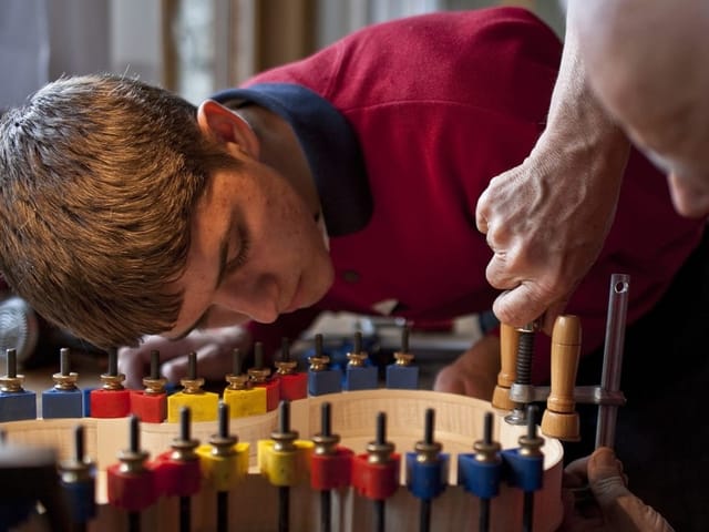 Junger Mann arbeitet an einem Musikhandwerksprojekt.