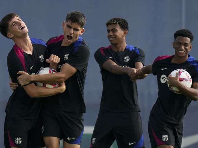 Pau Victor, Gerard Martin, Lamine Yamal und Alejandro Balde lachen im Training