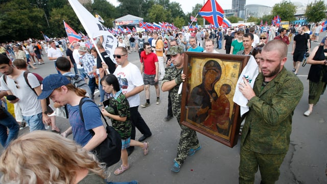 Demonstration mit Fahnen und Plakaten