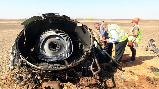 Experten schauen sich Teile des Flugzeugwracks an 