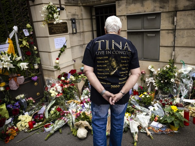 Ein Man mit einem Tina-T-Shirt vor dem Blumenmeer.