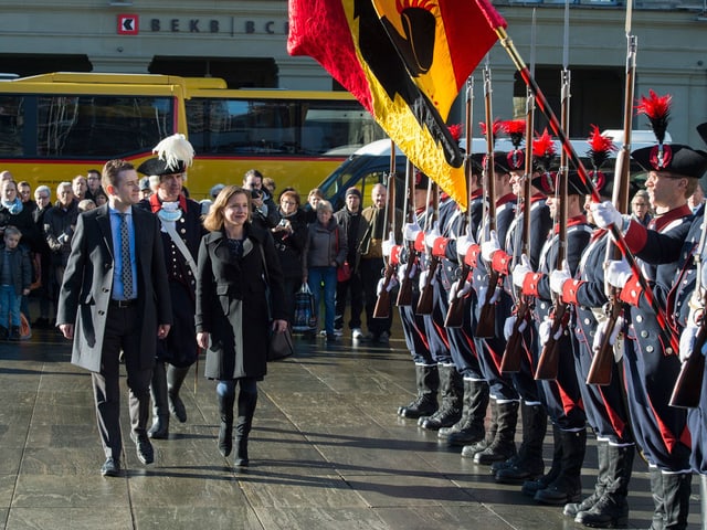 Nationalratspräsidentin Christa Markwalder schreitet mit Ständeratspräsident Raphaël Comte die Ehrenformation ab. 