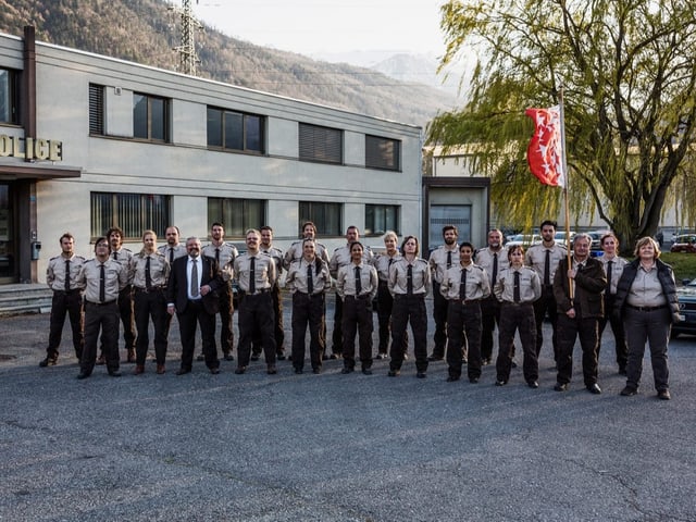 Schauspielende vor einer Polizeiwache