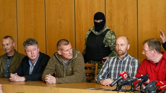 Die  OSZE-Beobachter an der Pressekonferenz