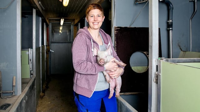 Landfrau Monika Kurmann-Emmenegger mit einem Ferkel.