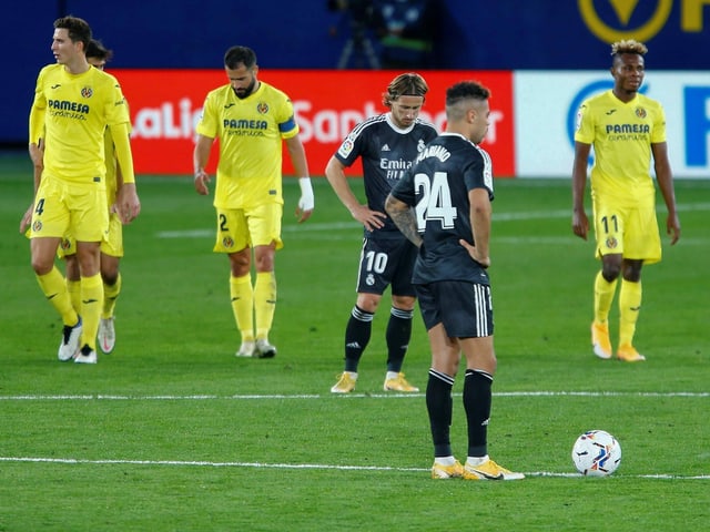 Luka Modric and Mariano Díaz prepare the ball.