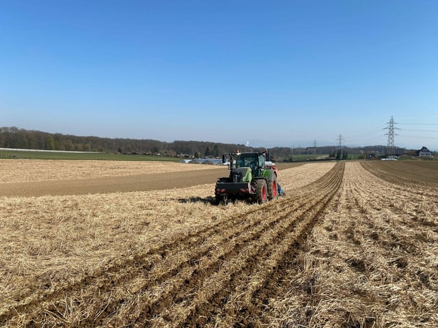 Maschine fährt übers Feld